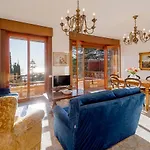 Daire Guesthost - Portosole Attic - With Terrace And Private Parking *