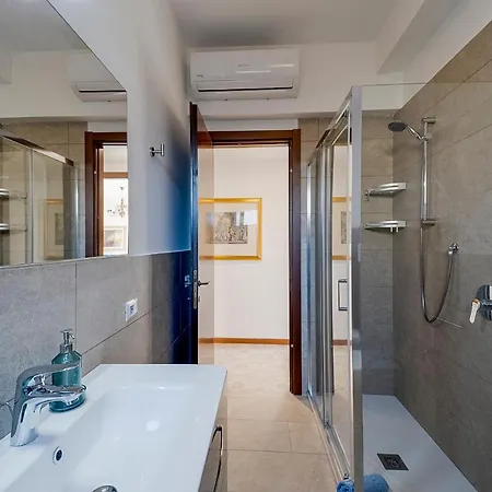 Guesthost - Portosole Attic - With Terrace And Private Parking Sanremo