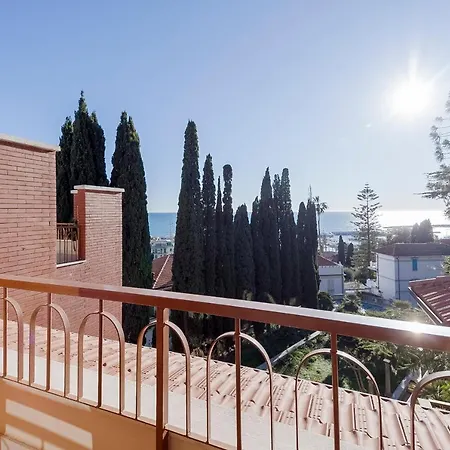 Guesthost - Portosole Attic - With Terrace And Private Parking 산레모