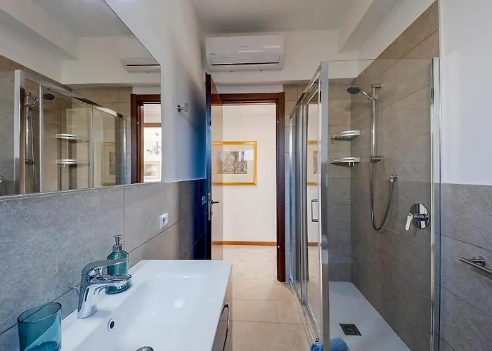 Guesthost - Portosole Attic - With Terrace And Private Parking Sanremo